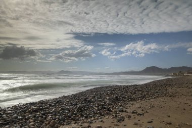 plaj ve la azohia Murcia, İspanya rüzgarlı bir günde kıyısında