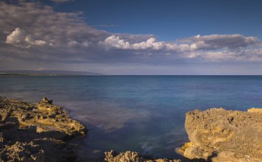 bir kayalık plaj ve Akdeniz'in Sicilya, İtalya güzel renkler ile.