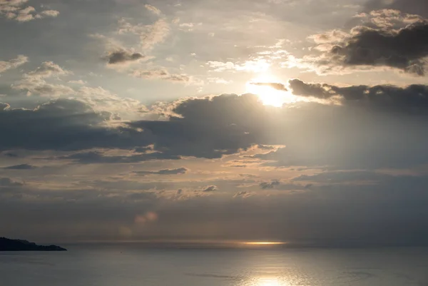 Beautiful Moody Storym Sky Withclouds Hiding Sun Reflection Sea — Stock Photo, Image