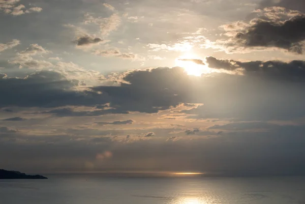 Hermoso Cielo Historia Mal Humor Con Nubes Que Ocultan Sol —  Fotos de Stock