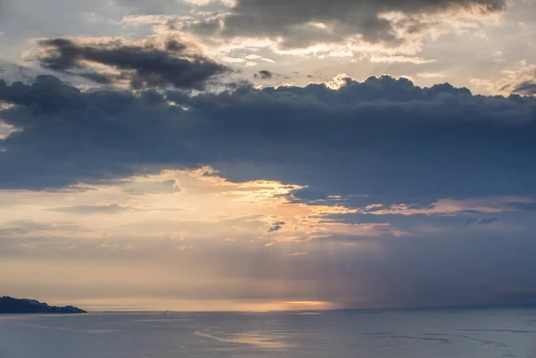 Beautiful Moody Storym Sky Withclouds Hiding Sun Reflection Sea — Stock Photo, Image