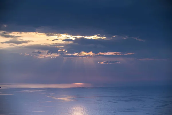 Krásné Náladové Storym Nebe Withclouds Skrývá Slunce Reflexe Moři Níže — Stock fotografie