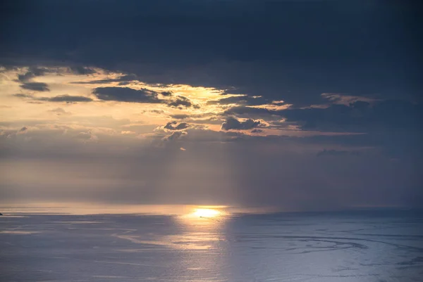 Vackra Lynnig Storym Sky Withclouds Gömmer Sig Solen Och Reflektion — Stockfoto