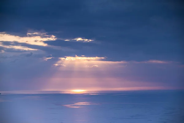 Mooie Humeurig Storym Hemel Withclouds Verbergen Zon Reflectie Zee Hieronder — Stockfoto