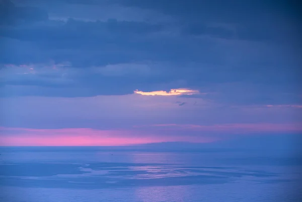 Mooie Humeurig Storym Hemel Withclouds Verbergen Zon Reflectie Zee Hieronder — Stockfoto