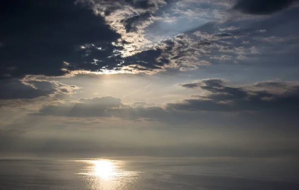 Красивое Капризное Небо Облаками Скрывающими Солнце Отражающимися Море — стоковое фото
