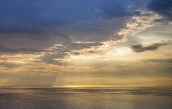 Vackra Lynnig Storym Sky Withclouds Gömmer Sig Solen Och Reflektion — Stockfoto