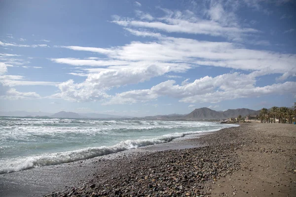 海滩和海岸的 Azohia 在穆尔西亚 西班牙在一个刮风的日子 — 图库照片