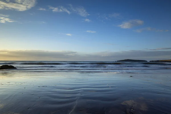 Solnedgång Tidvattnet Rätt Upp Till Kameran Vacker Strand Wales Storbritannien — Stockfoto
