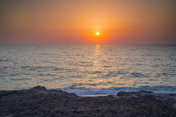 シチリアの海で美しい夕日を — ストック写真