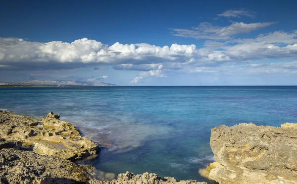 Spiaggia Rocciosa Mare Mediterraneo Con Bellissimi Colori Sicilia — Foto Stock