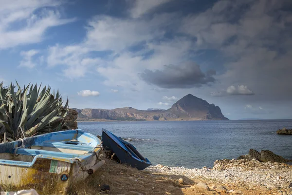 Klein Strand San Vito Capo Met Vissersboot Sicilië Italië — Stockfoto