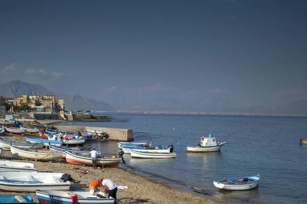 Tiro Mañana Temprano Barcos Pesca Pescadores Playa Ciudad Aspra Sicily — Foto de Stock