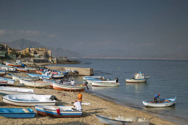 Brzy Ráno Výstřel Rybářských Lodí Rybářů Pláži Městě Aspra Sicílie — Stock fotografie