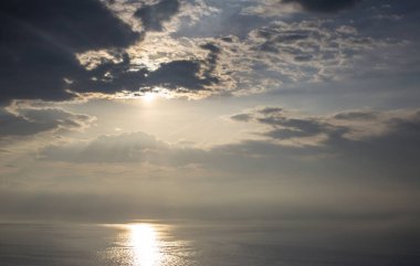 güzel moody storym gökyüzü withclouds güneş ve deniz kıyısı yansıması gizleme