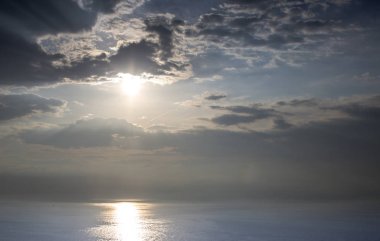 güzel moody storym gökyüzü withclouds güneş ve deniz kıyısı yansıması gizleme