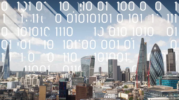 データとコンピュータ プログラミングの建物の背後にある空の上にマッピングされた情報ロンドン市街のスカイライン — ストック写真