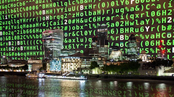 データとコンピュータ プログラミングの建物のファサードの上にマッピングされた情報ロンドン市街のスカイライン — ストック写真