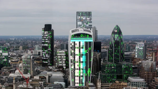 伦敦城市天际线与数据和计算机编程信息映射到建筑门面上 — 图库照片