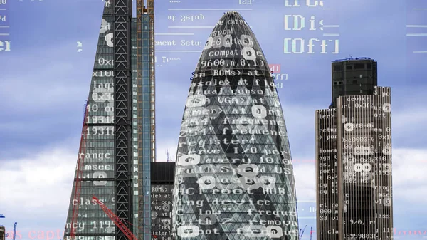データとコンピュータ プログラミングの建物のファサードの上にマッピングされた情報ロンドン市街のスカイライン — ストック写真