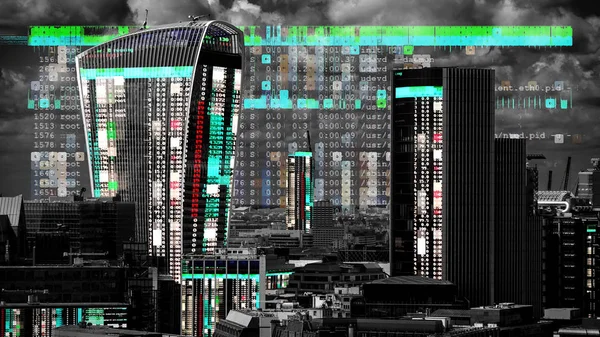 伦敦城市天际线与数据和计算机编程信息映射到建筑门面上 — 图库照片