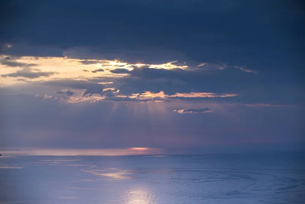 Hermoso Cielo Historia Mal Humor Con Nubes Que Ocultan Sol —  Fotos de Stock