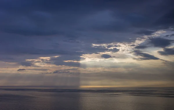 太陽と海の下で反射を隠して美しいムーディーズ Storym Withclouds — ストック写真