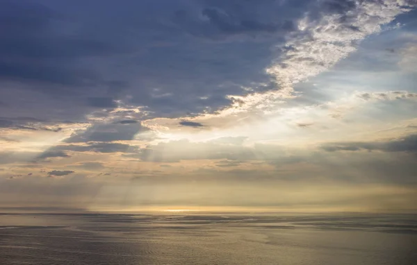 Piękny Nastrojowy Storym Niebo Withclouds Ukrywa Słońce Odbicie Morze Poniżej — Zdjęcie stockowe