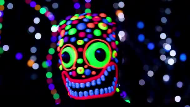 Monstre Bizarre Fluorescent Masque Effrayant Sur Fond Sombre — Video