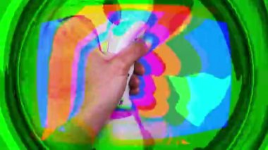 bir retro bilgisayar arcade oyun joystick kullanarak eller