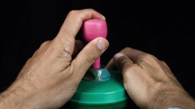 bir retro bilgisayar arcade oyun joystick kullanarak eller