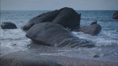 yavaş çekim bir çakıl plajı ve Akdeniz'in mesafe Sicilya, İtalya Aeolian Adaları ile