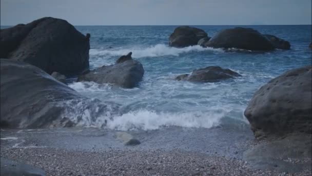 小石のビーチ 地中海シチリア島 イタリアの距離のエオリア諸島でのスローモーション撮影 — ストック動画