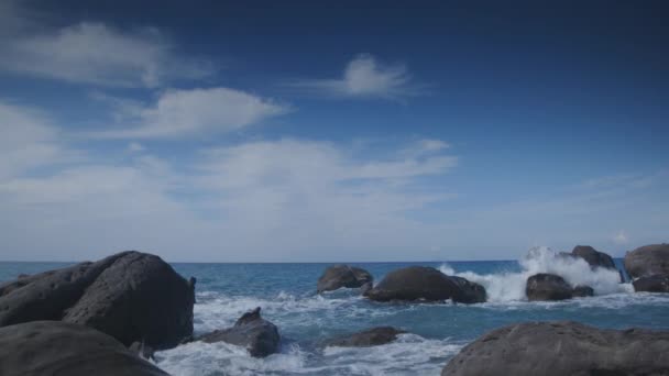 Rallentatore Una Spiaggia Ghiaia Del Mediterraneo Con Isole Eolie Lontananza — Video Stock