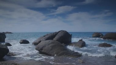 yavaş çekim bir çakıl plajı ve Akdeniz'in mesafe Sicilya, İtalya Aeolian Adaları ile