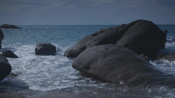 小石のビーチ 地中海シチリア島 イタリアの距離のエオリア諸島でのスローモーション撮影 — ストック動画