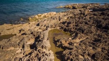 kayalık plaj ve Akdeniz'in Sicilya, İtalya güzel renkler ile.