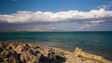 kayalık plaj ve Akdeniz'in Sicilya, İtalya güzel renkler ile.