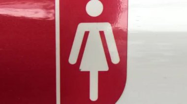 Erkek ve kadın işaretleri farklı grafik görüntüler yapılan sıra 