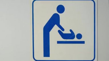 Erkek ve kadın işaretleri farklı grafik görüntüler yapılan sıra 