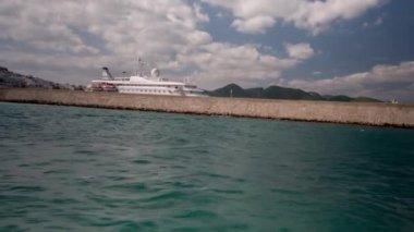 Ibiza kasaba ve tekne deniz sahilinden görünümü