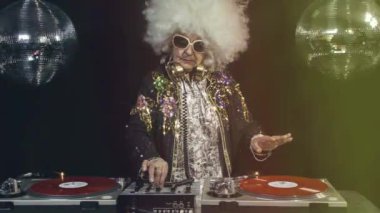 Yaşlı kadın ayarı, loopable diskoda parti