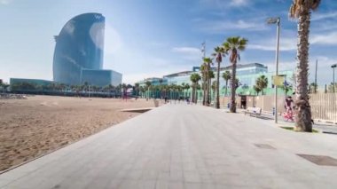 Barcelona, İspanya - 5 Mart 2018: Barselona La Barceloneta beach mahalle çevresinde bir kaykay üzerinde seyahat çekim pov 