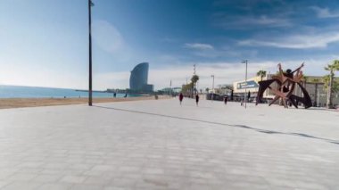 Barcelona, İspanya - 5 Mart 2018: Barselona La Barceloneta beach mahalle çevresinde bir kaykay üzerinde seyahat çekim pov 