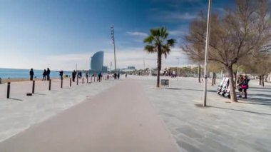 Barcelona, İspanya - 5 Mart 2018: Barselona La Barceloneta beach mahalle çevresinde bir kaykay üzerinde seyahat çekim pov 