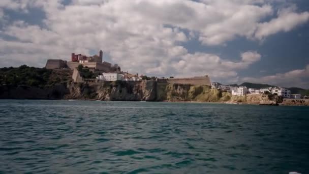 Вид Старе Місто Ібіци Узбережжя Від Човна Морі — стокове відео