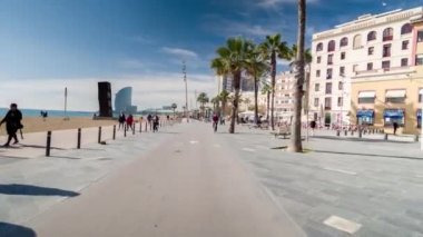 Barcelona, İspanya - 5 Mart 2018: Barselona La Barceloneta beach mahalle çevresinde bir kaykay üzerinde seyahat çekim pov 