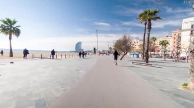 Barcelona, İspanya - 5 Mart 2018: Barselona La Barceloneta beach mahalle çevresinde bir kaykay üzerinde seyahat çekim pov 