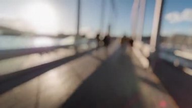 İspanya 'nın Barselona şehrinde güneşli bir günde köprüde yürüyüş videosu yayınlandı.