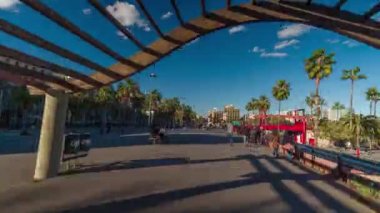 Barcelona şehrinin kaykaylı kaykayındaki manzarasının hızlandırılmış videosu, İspanya